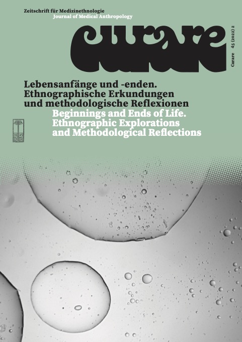 Schwarzer "Curare"-Schriftzug, darunter der Heft-Titel "Lebensanfänge und -enden. Ethnographische Erkundungen und ­ methodologische Reflexionen" (deutsch und englisch); untere Hälfte mit einer mikroskopischen Ansicht von Tropfen auf einer nicht näher bestimmbaren Oberfläche