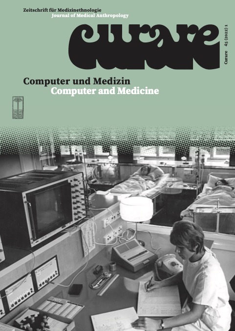 Cover des Curare-Heftes mit schwarzem Curare-Schriftzug auf mintfarbenem Grund. Darunter ein Foto des Aufwachraums des neuen Leipziger Nierenzentrums von 1971. Eine Krankenschwester überwacht mit einem Universal-Sichtgerät des Kombinats Medizin-und Labortechnik Leipzig die EKG-Übertragungen von jedem der 6 Hämodialyseplätzen und von den 2 Peritonealdialyseplätzen