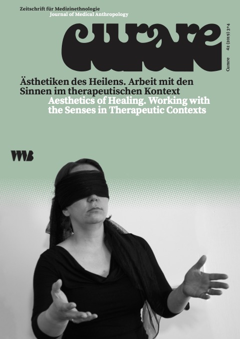 Cover des Curare-Heftes mit schwarzem Curare-Schriftzug und einer fotografie einer Frau mit verbundenen Augen, die ihr Arme und Hände geöffnet vor sich Hält als ob sie etwas in Empfang nehmen würde. Fotografische Vorlage des Gemäldes „Hoffnung“ (2009; ­ Acryl auf Leinwand, 100 x 70cm) der Berliner Anthropologin und Künst­ lerin Inga Scharf da Silva innerhalb ihres Zyklus „Die ­ Suche“ (2009–2010; siehe Prolog in dieser Ausgabe).